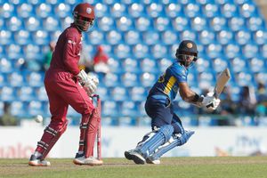 మ్యాచ్ మధ్యలో ఊహించని ఘటన.. నేలపై పడుకున్న ఆటగాళ్లు, అంపైర్లు! (వీడియో)