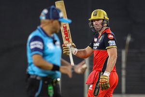 DC vs RCB: తొలి బ్యాట్స్‌మన్‌గా ఏబీ డివిలియర్స్ అరుదై ఘనత!!