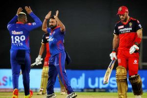 DC vs RCB: అమిత్ మిశ్రా తప్పిదం.. పంత్‌కు అంపైర్‌ వార్నింగ్!! (వీడియో)