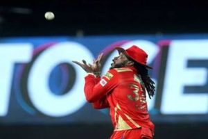 క్రిస్ గేల్ సూపర్ డైవ్.. ఓరి నీ ఏషాలో అనుకుంటూ పడి పడి నవ్విన రస్సెల్! (వీడియో)