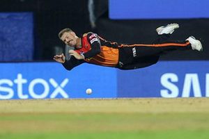 డేవిడ్ భాయ్ కళ్లు చెదిరే ఫీల్డింగ్.. డేంజరేస్ పూరన్ డైమండ్ డక్!