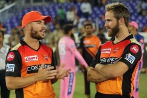 డేవిడ్ వార్నర్ వేస్ట్.. సన్‌రైజర్స్ సారథ్య బాధ్యతలు కేన్ విలియమ్సన్‌కు ఇవ్వాలి: వీరేంద్ర సెహ్వాగ్