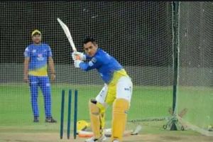 అదే ఫైర్..అదే జోష్: ధోనీ మాస్ అంతే: ఢిల్లీ బౌలర్లకు చుక్కలే