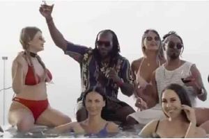 అమ్మాయిలతో చిందేసిన యూనివర్స్ బాస్ క్రిస్ గేల్.. వైరల్ వీడియో!