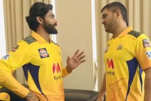 ఏడాది తర్వాత ధోనీని కలిసిన జడేజా.. ఏమోషనల్!