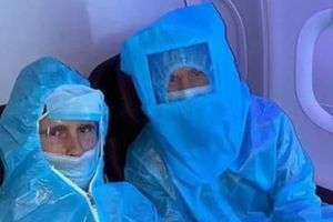 ఫుల్ పీపీఈ కిట్స్: కళ్లు మాత్రమే కనిపించేలా: ఆ ఇద్దరు ఐపీఎల్ సూపర్ స్టార్స్ ఎవరో చెప్పగలరా?