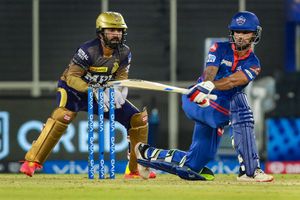 అక్కడితో సీన్ కట్: గబ్బర్ సింగ్‌కు కోపమొచ్చింది: డీకే ముందు మోకరిల్లిన ఢిల్లీ డాషింగ్ ఓపెనర్