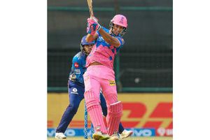 ఓయ్ దూబే.. కాళ్లకు సంకెళ్లు వేసుకున్నావా? ఆ ఫుట్ వర్క్ ఏందీ? నువ్వు.. నీ జిడ్డు బ్యాటింగ్!