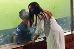 అద్దం లేకుంటేనా: భార్యకు హాట్ కిస్: కెమెరా కంటికి చిక్కిన ముంబై ఇండియన్స్ బ్యాక్‌బోన్