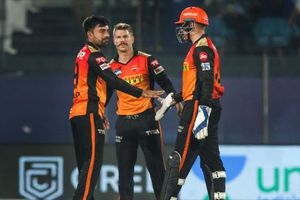 మ్యాచ్‌లన్నీ ఓడిపోతుంటే ఈ పిల్ల ఆటలేందిరా? ముందు ఆ లచ్చిగాడినీ దొబ్బెయ్యండి! సన్‌రైజర్స్ ఫ్యాన్స్ ఫైర్!