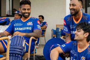 IPL 2021: ముంబై ఇండియన్స్‌ డ్రెస్సింగ్‌ రూమ్‌ సీక్రెట్స్‌ బయటపెట్టిన సూర్యకుమార్!!