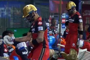 SRH vs RCB: ఔటైన అసహనం.. కుర్చీపై విరాట్ కోహ్లీ కోపం! (వీడియో)