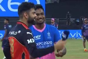 RCB vs RR:టాస్ గెలిచినా.. ఆప్షన్ చెప్పకుండా వెనక్కివెళ్లిన కోహ్లీ! అయ్యో.. నేనే గెలిచా కదా అంటూ(వీడియో)!