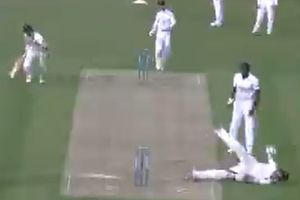 కరోనా గుర్తొచ్చిందో ఏమో.. బ్యాట్స్‌మన్‌కు సాయం చేయకుండా వెళ్లిన బౌలర్ (వీడియో)!