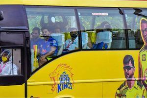 చెన్నై సూపర్ కింగ్స్‌ను వదలని కరోనా: బ్యాటింగ్ కోచ్‌కు పాజిటివ్: అతని ద్వారా మరెంతమందికి?