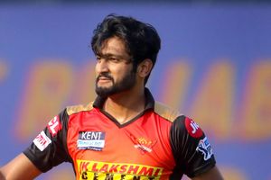 రెండోసారి డోర్ కొట్టాడు.. లగేజీ సర్దుకుని ఇంటికి వెళ్లిపొమ్మన్నాడు! కరోనా ఎలా వచ్చిందో ఆశ్చర్యంగా ఉంది!