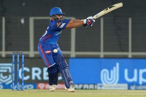 తాకరాని చోట తాకిన బంతి.. దేవుడా అంటూ మోకరిల్లిన పృథ్వీ షా.. ప్యాంట్‌లోకి చూసుకొని ముసి ముసి నవ్వులు!