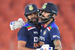 'విరాట్‌ కోహ్లీతో పోలిస్తే.. రోహిత్‌ శర్మను ఔట్ చేయడం తేలిక'