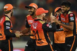 నో వార్నర్.. నో కేన్ మామ.. 3డీ శంకరన్నను కెప్టెన్ చేయండి! సన్‌రైజర్స్ టీమ్‌పై ఫ్యాన్స్ సెటైర్స్!