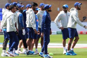 ఇంగ్లండ్ పర్యటనకు ముందు టీమిండియాకు షాక్.. స్టార్ పేసర్‌కు కరోనా!