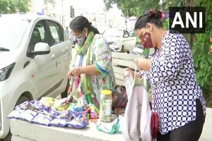 24 గోల్డ్ మెడల్స్.. రోడ్డు పక్కన చిప్స్ అమ్ముతున్న అంతర్జాతీయ షూటర్!​