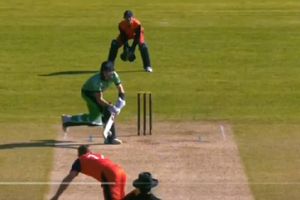 ఇన్నోవేటివ్ షాట్ ఆడాడు.. కానీ గెలిపించలేకపోయాడు!(వీడియో)