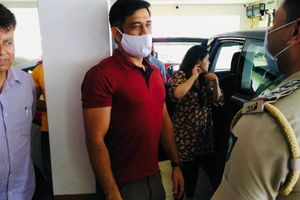 MS Dhoni నయా లుక్.. పోలా అదిరిపోలా!!