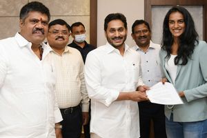 Tokyo Olympics 2021: రాష్ట్ర అథ్లెట్లకు వైఎస్ జగన్ క్యాష్ రివార్డ్.. విశాఖలో సింధుకు రెండు ఎకరాల భూమి!