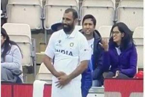 టవల్ చుట్టుకుని ఫీల్డింగ్ చేసిన భారత స్టార్ బౌలర్.. లేడీ ఫ్యాన్ రియాక్షన్ ఎలాఉందో చూడండి (వీడియో)!