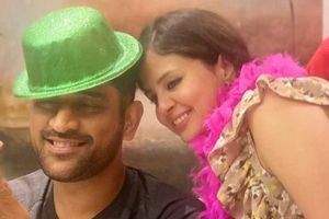 MS Dhoni-Sakshi: సతీమణి సాక్షికి ఎంఎస్ ధోనీ అరుదైన బహుమతి.. అదేంటంటే?