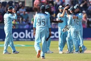 England vs Pakistan: ఇంగ్లండ్‌ జట్టులో కరోనా కలకలం.. ఏకంగా ఏడుగురికి పాజిటివ్!!