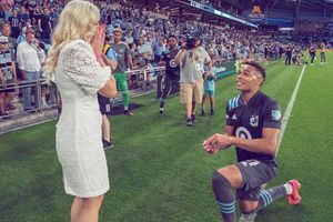 మైదానంలోనే గ‌ర్ల్‌ఫ్రెండ్‌కు ప్ర‌పోజ్ చేసిన ప్లేయర్.. హగ్, కిస్‌తో మరింత మధురంగా (వీడియో)!!