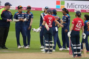 INDW vs ENGW: పాపం హీథర్ నైట్.. ఇలా కూడా రనౌట్ అవుతారా?