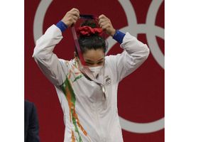 Tokyo Oympics: మీరాబాయి చానుకు భారీ నజరానా.. మంచి ఉద్యోగం!