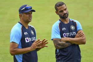 India vs Srilanka: టీమిండియా ప్రాక్టీస్ షురూ.. మైదానంలో ద్రవిడ్, ధావన్ ముచ్చట్లు!!