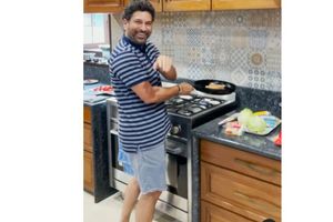 Sachin Tendulkar: చెఫ్‌గా మారిన స‌చిన్.. ఏం వండాడో తనకే తెలియదట (వీడియో)