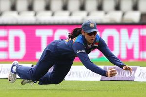 INDW vs ENGW: 'సూపర్ వుమెన్' స్మృతి మంధాన స్టన్నింగ్‌ క్యాచ్‌.. చూస్తే షాకే (వీడియో)!!