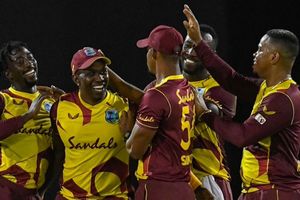 డ్వేన్ బ్రావో చేతుల్లోంచి జారిన క్యాచ్.. గాల్లో డైవ్ చేస్తూ పట్టేసిన ఫాబియన్‌ అలెన్‌! తెలివికి ఫాన్స్ ఫిదా!