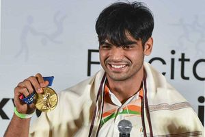 వైరల్ ఫొటో.. అభిమాన హీరోని కలుసుకున్న నీరజ్‌ చోప్రా!!