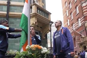 Independence Day: ఇంగ్లీష్ గడ్డపై భారత జెండాను ఎగురవేసిన విరాట్ కోహ్లీ!!