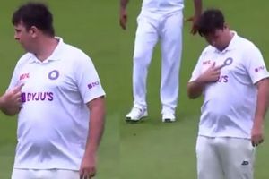 బ్రహ్మానందం తరహాలో టీమిండియా జెర్సీతో అభిమాని రచ్చ.. పడిపడి నవ్విన సిరాజ్.. (వీడియో)