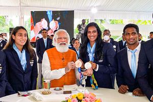 Olympics 2020: పీవీ సింధుకు ఐస్‌క్రీం.. నీరజ్‌ చోప్రాకు చుర్మా తినిపించిన ప్రధాని మోదీ!!