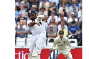 ఒకే ఓవర్‌లో నాలుగు ఫోర్లు.. సామ్‌కు ముచ్చెమటలు! హాఫ్ సెంచరీ బాదిన రోహిత్ శర్మ!!