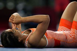 Tokyo 2020: నిరాశపరిచిన మహిళా రెజ్లర్లు..వినేశ్ ఫొగాట్, అన్షుమాలిక్ ఓటమి