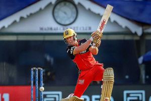 RCB vs MI: తండ్రి ఔటవడంతో కూర్చికి పంచ్ ఇచ్చిన డివిలియర్స్ కొడుకు.. ఆ తర్వాత ఏమైందంటే? (వీడియో)