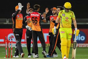 డెత్ గేమ్: ధోనీ సేనకు దడ: ప్లేఆఫ్ చేరడానికి సన్‌రైజర్స్ అడ్డు పడుతుందా?