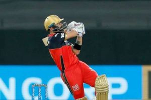 RCB vs MI: విరాట్ కోహ్లీపైకి బంతిని విసిరిన ముంబై పేసర్.. కారణం ఏంటంటే?!