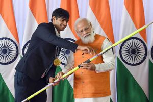 వేలంలో ఆ కత్తి, ఈటెకు రూ.10 కోట్లు!