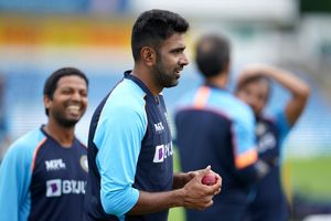 IND vs ENG: 'అశ్విన్‌ ఆడాల్సిన సమయం వచ్చేసింది.. తొలి గంటలోనే యాష్‌తో బౌలింగ్‌ వేయించొచ్చు'