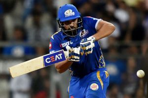 Mumbai Indiansకు ఎదురుదెబ్బ.. ఐపీఎల్ మలిదశ మ్యాచ్‌లకు రోహిత్ శర్మ దూరం!